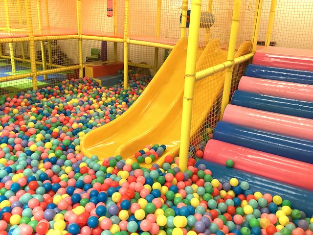 親子の絆を育む室内遊園地キッズユーエスランドは、家族で楽しく遊び、くつろぎ、そしてかけがえのない家族の思い出を残せる室内遊び場です。_キッズユーエスランド 大阪寝屋川店