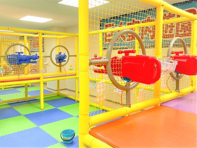 親子の絆を育む室内遊園地キッズユーエスランドは、家族で楽しく遊び、くつろぎ、そしてかけがえのない家族の思い出を残せる室内遊び場です。_キッズユーエスランド 愛知大口店