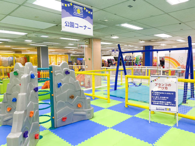滑り台やボールのプール、フワフワなエア遊具等々、室内アスレチックでみんな楽しい。_キッズランドUS 大阪松原店