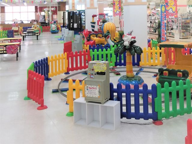 親子の絆を育む室内遊園地キッズユーエスランドは、家族で楽しく遊び、くつろぎ、そしてかけがえのない家族の思い出を残せる室内遊び場です。_キッズユーエスランド 三重員弁店