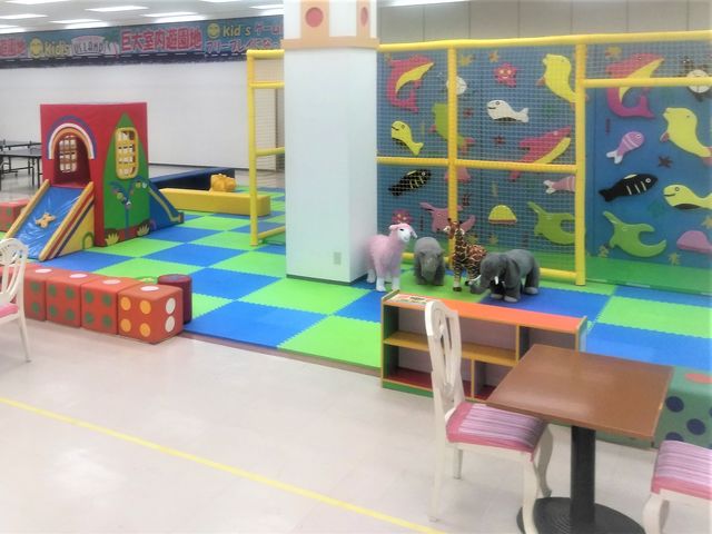 受付後の出入り自由、飲食持ち込み自由、保護者様(お父さんお母さん)の交代も自由です。_キッズユーエスランド 三重員弁店