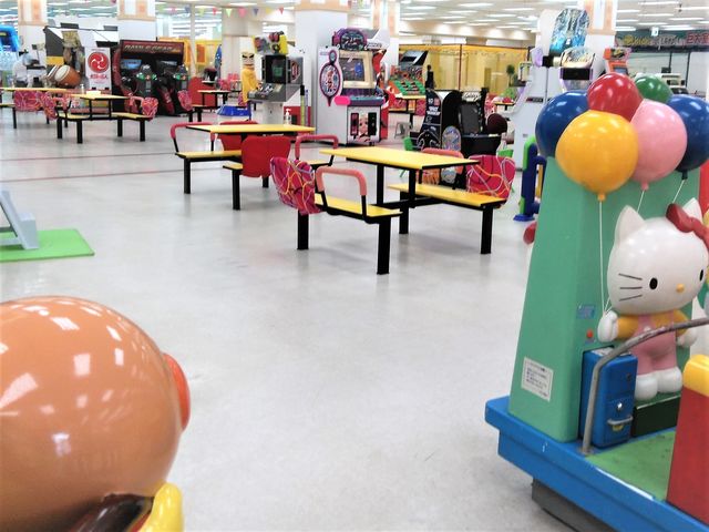 キッズユーエスランドのスーパージャングルジムや滑り台やボールプール、フワフワなエア遊具等々、室内アスレチックでとっても楽しい!_キッズユーエスランド 三重員弁店