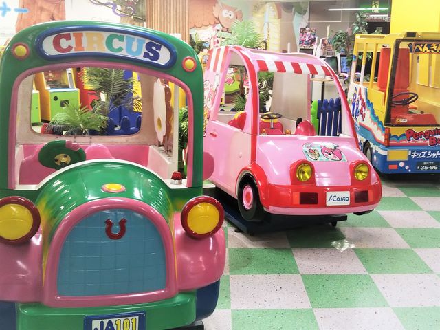 滑り台やボールのプール、フワフワなエア遊具等々、室内アスレチックでみんな楽しい。_キッズユーエスランド 滋賀瀬田店