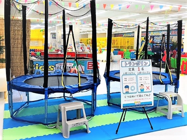 受付後の出入り自由、飲食持ち込み自由、保護者様(お父さんお母さん)の交代も自由です。_キッズユーエスランド 和歌山店