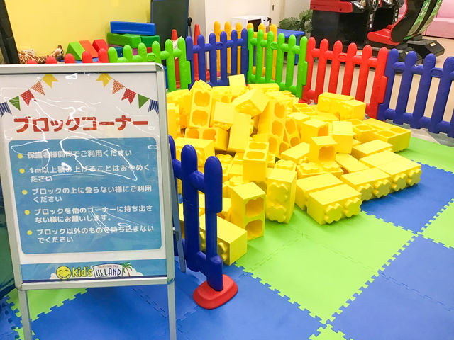 滑り台やボールのプール、フワフワなエア遊具等々、室内アスレチックでみんな楽しい。_キッズユーエスランド 愛媛東温店