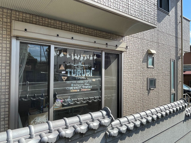 窓に描いている屋号レタリングが目印。_チョークアートTURURI TOWN