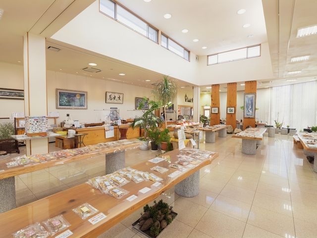 店内の様子
右奥は当店オリジナル
ジェラートコーナー_ほしいも専門店 大丸屋