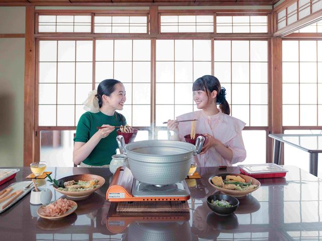 地元/丸園で獲れる、農薬不使用の新鮮・季節野菜の天ぷらと合わせて、ご自身でうどんをその場で茹でて食べます。_手作りうどん