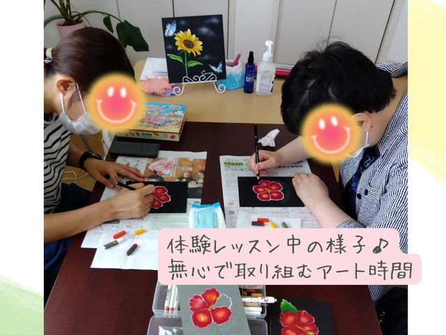 遊び体験中の様子。指で色を混ぜるチョークアートに新鮮で楽しい!!と好評いただいています(^^)_アトリエアコ