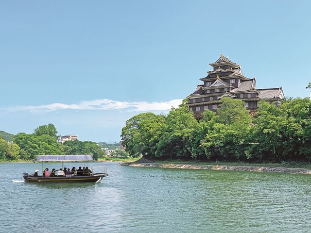 水面から見る岡山城は絶景。川に映る「逆さ烏城」が見えることも。_おかやま旭川遊覧クルーズ