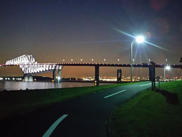 羽蒲ツアーのイチオシ”湾岸夜景ツアー”は、移動中も見所満載で、超オススメ!厳選された夜景とルートは、羽蒲ツアーだけ。(湾岸夜景ツアーにて)_株式会社ビュンビュンツアーズ