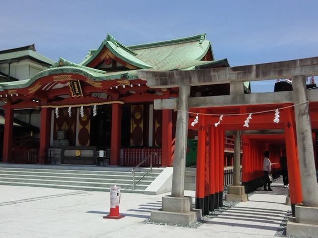 地元で商売盛祈願で愛される穴守稲荷神社。境内にある、無料で持って帰れるお砂を持帰ると、願いが成就するとされています。(日曜午後ツアーにて)_株式会社ビュンビュンツアーズ