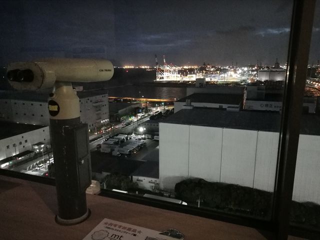 湾岸夜景ツアーにて立寄る、川崎マリエン展望台から望む京浜工業地帯の夜景。高さ60m、360度の景観は、GOODです。(湾岸夜景ツアーにて)_株式会社ビュンビュンツアーズ
