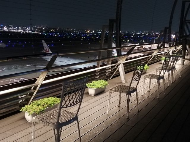 湾岸夜景ツアーでは、羽田空港第一ターミナルで終了し、食事やショッピング、展望デッキが楽しめます。(湾岸夜景ツアーにて)_株式会社ビュンビュンツアーズ