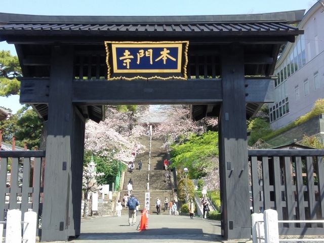 歴史ある池上本門寺の総門。本堂へ続く96段の石段は加藤清正からの寄進。(土曜午前ツアーにて)_株式会社ビュンビュンツアーズ