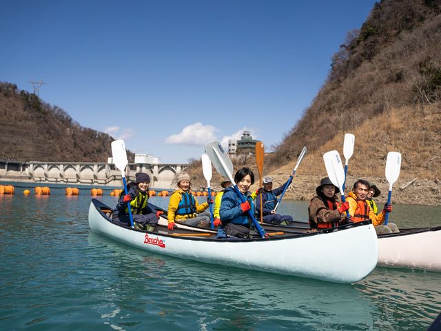 日本で6番目の堤高を誇る大規模な浦山ダムを内側から眺められるのもカヌーの魅力のひとつです!_カナディアンカヌークラブBencher