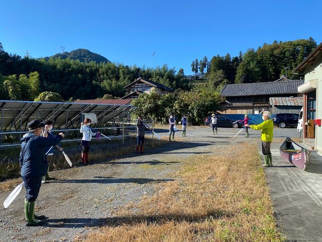 シングルパドルの使い方やカヌーの乗降の仕方のレクチャーを受けます_カナディアンカヌークラブBencher