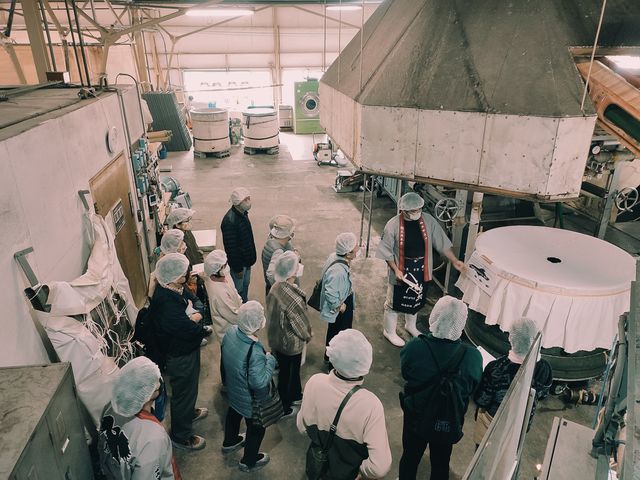 日本酒を造る工程に沿って蔵人が蔵の中をご案内_株式会社 北岡本店