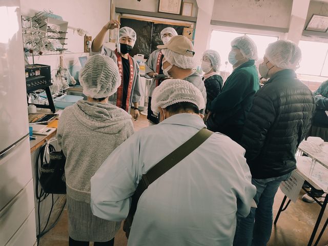 「日本酒度」の検査の様子を再現_株式会社 北岡本店