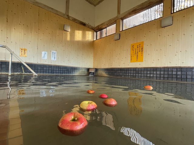 泉質は濃厚で独特なモール泉。肌に優しい美肌の湯です。_りんご温泉