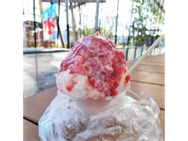 真夏はいちごたっぷりシロップのかき氷も。_じろべえの観光農園