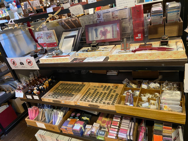 今、大人気のシーリングワックス!
種類もいろいろございます。メタルエンボッシングでもこのシーリングスタンプを使ってます。_Atelier seeds(NAGASAWA煉瓦倉庫店)