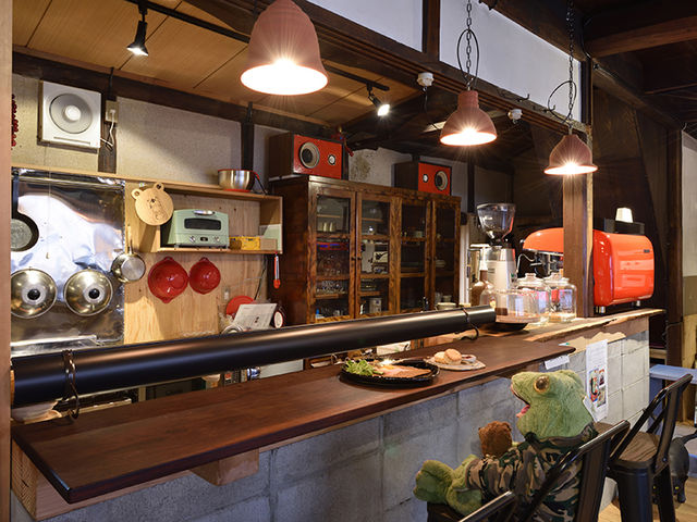 gallery with cafe PeLOTON