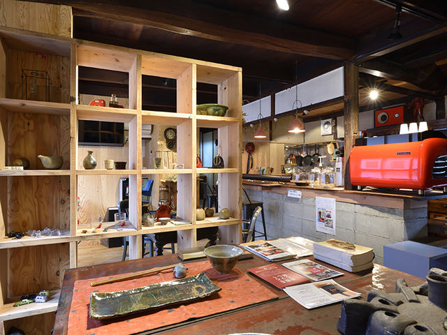gallery with cafe PeLOTON
