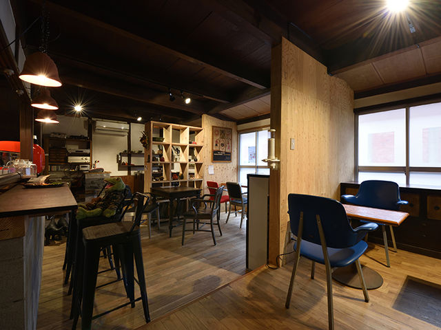 gallery with cafe PeLOTON