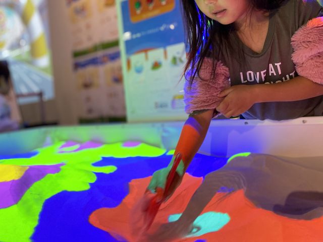 未就学児のお子様も楽しめるデジタル砂場などのアトラクションもございます。_XCUBE