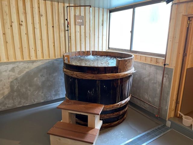 お酒で使われる「仕込み樽」を使用した特長的な水風呂!まるで日本酒の「盛りこぼし」のように豪快に気持ちよく溢れ出し、火照った身体をキンキンに冷やしてくれます!_銀座サウナ