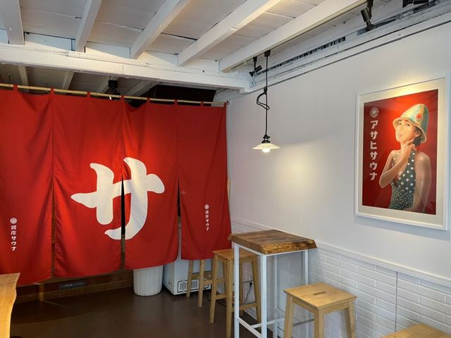 1階部分にある飲食スペースでは、サウナ後に楽しめる安くて美味しい「サウナ飯」をご用意。 「下町おでん」や低温調理の「牛レバー刺し」を旭川の地酒と一緒に楽しんで!_銀座サウナ