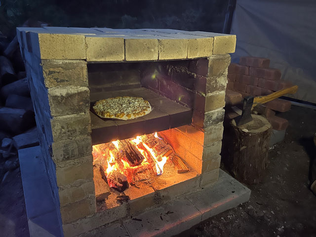 ピザ釜でピザを焼く。_はりはらの郷