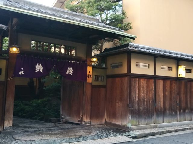 75年余りの歴史ある料亭二蝶のお弁当を、栗林公園でお召し上がりいただきます。_料亭二蝶