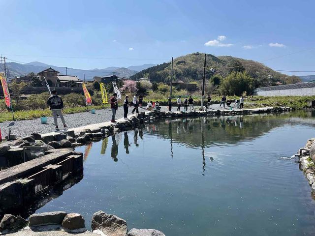 みんなで並んで釣りができます!_中伊豆フィッシュファーム マス釣り場