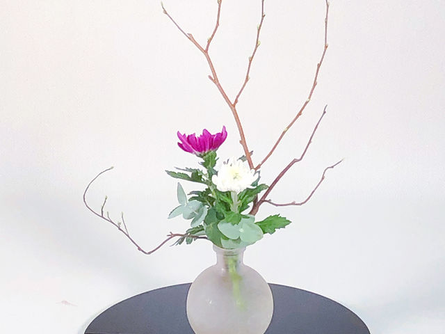 コンパクトな花瓶に_いけばな 心月 日進校