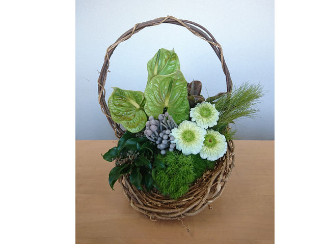 フレッシュフラワーのアレンジです。フレッシュフラワーのレッスンをご希望の際には、お花の用意がありますので、必ずメッセージをいただけると助かります。_千渓 SENKEI