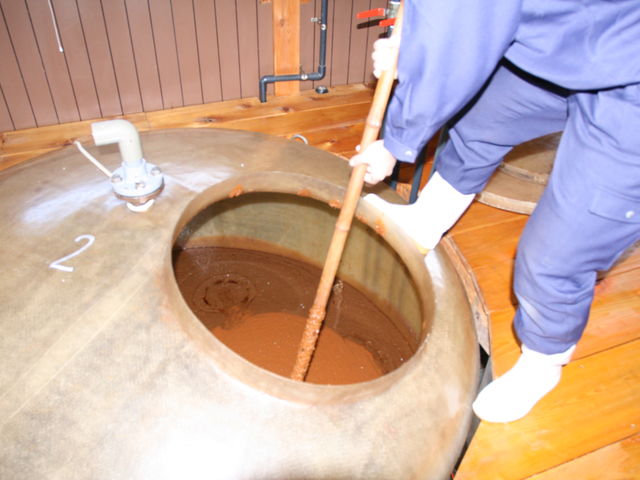 醤油を絞る前の「諸味(もろみ)」の攪拌体験ができます。普段食べる醤油とは、香り・味・色が違いますよ。_カネヨ醤油 蔵見学