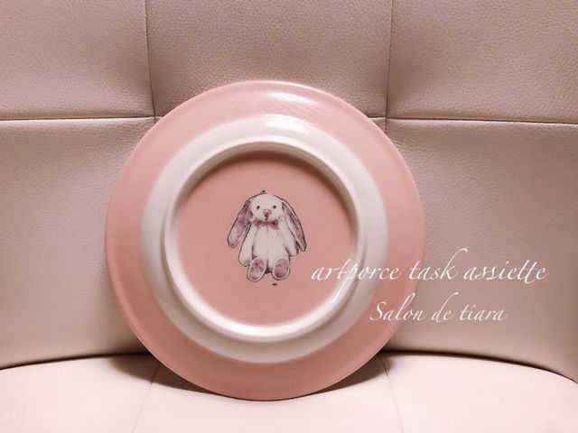 お皿の裏側もこんな風に可愛いくアレンジします_Salon de tiara