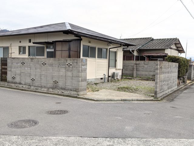 利用者専用の敷地内無料駐車場_一棟貸しの宿さくら