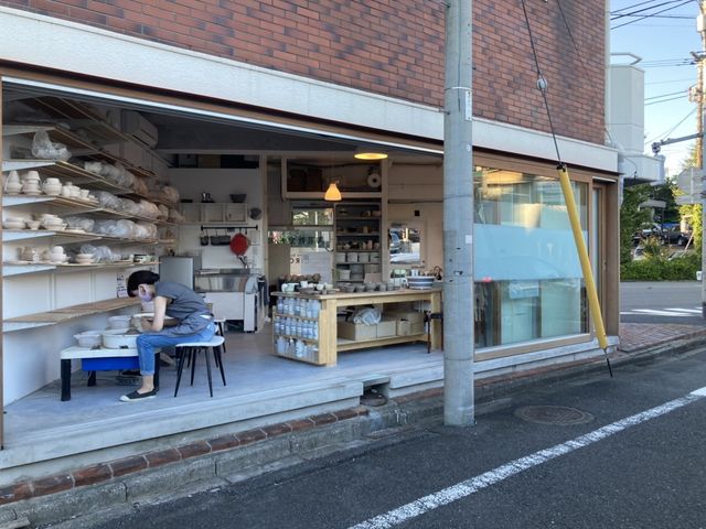 窓を開放し風が通る気持ちの良い空間_陶芸教室チルコロ 等々力店