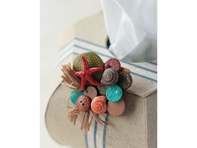 参考作品*かぼちゃ型のティッシュケースブローチを飾りました。_handicrafts assort