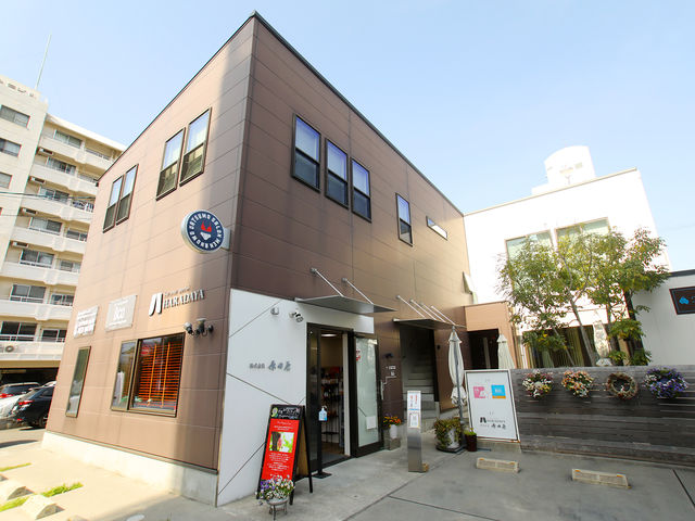 2階建て茶色の建物です。
目の前にはホテルクラウンヒルズさんがあります。_men andwo