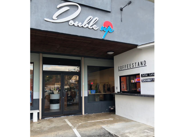 こちらの看板とCOFFEESTANDが目印です。_Doubleup