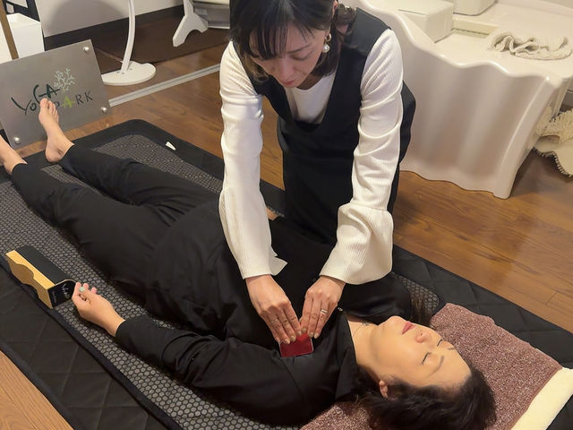 テラ鉱石を使って体の芯までアプローチ。体が軽くなるのをその場で実感していただけます。_YOSAPARK あかり