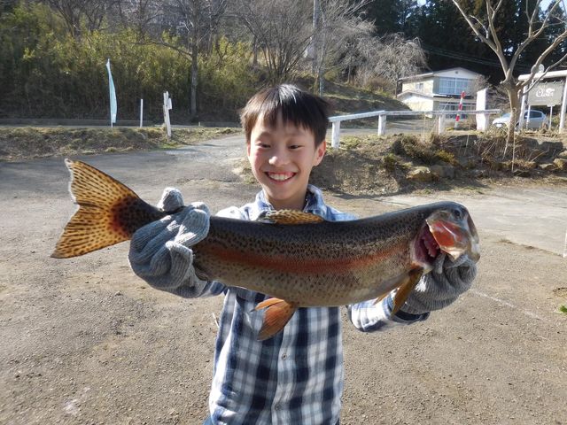 大きな魚を釣ってご満悦!_釣り堀カフェクローバー