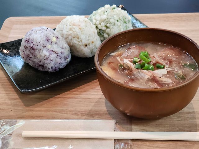 ほとんどの方が注文される名物の豚汁。魚と一緒にどうぞ。_釣り堀カフェクローバー