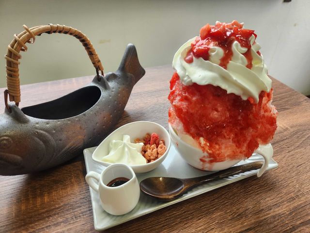 湧き水にある工程を加えて48時間凍らせたかき氷。一瞬で溶ける魔法の食感_釣り堀カフェクローバー