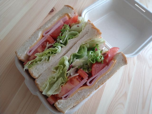 たっぷり野菜のサンドイッチ。具材は日によって変わることがあります。_クイーンズガーデン