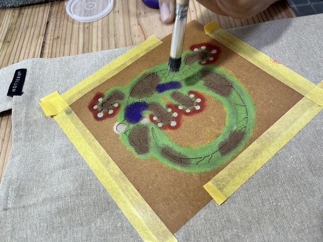 筆で色を入れます_手作り工房KUMA